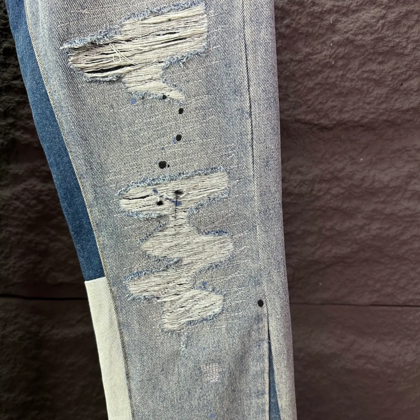 P300 GALLERY DEPT. 2025 New Retro Splashed Ink Hole Stitching Seams Couple Style Loose Bootcut Jeans 🔥High Version🔥High Version🔥 Top Ceiling Quality Styles with different washed textures are very friendly to people with thin legs and thick legs. The loose version of the bootcut is very flattering to the leg shape. Moderate length that never goes out of style, easy and casual to match, basic styling for various styles, a must-have in the wardrobe! The fabric is stiff but also makes the upper body soft without losing texture. The washing process is even more perfect. It is a must-have item for everyone! ! ! Washed wheat, hang tag, pants label, three complete labels, color: blue, size: 28, 30, 32, 34, 36 (five sizes)